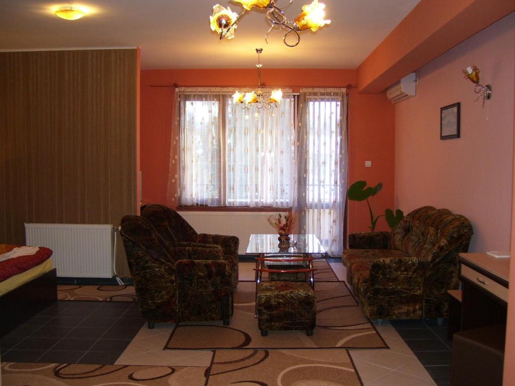 Posezení v ubytování Kestenite Family Hotel