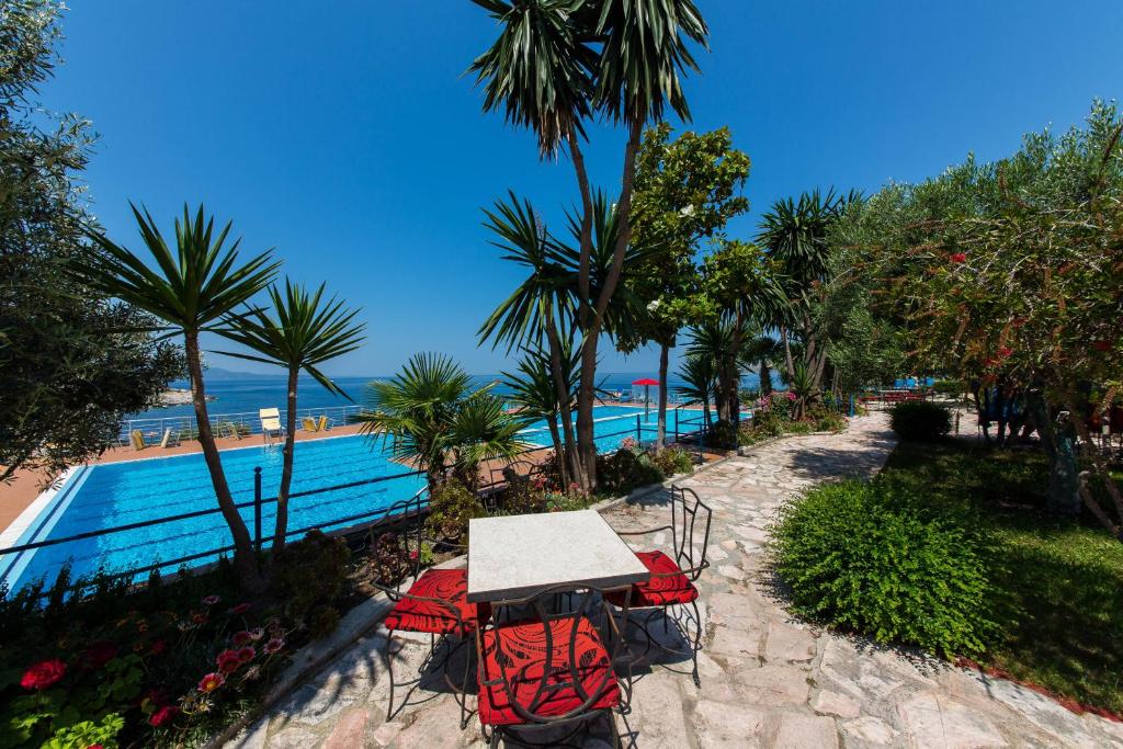 Bazén v ubytování Hotel Bahamas nebo v jeho okolí