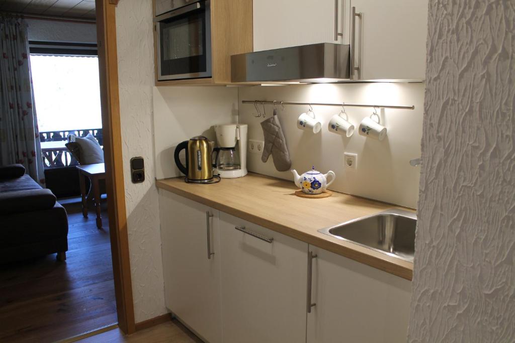 Kuchyň nebo kuchyňský kout v ubytování BELVEDERE - das BIO HOTEL Garni & SuiteHotel am Edersee ! Unser Geschenk für Sie, auch die GästeCard GrimmHeimat!