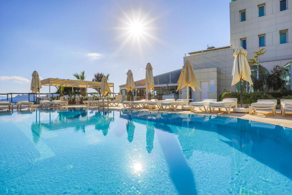Bazén v ubytování Dragut Point North Hotel - All Inclusive nebo v jeho okolí