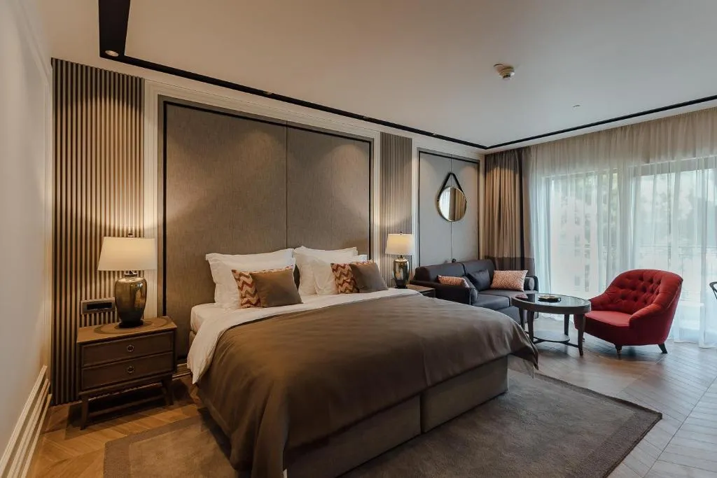 Junior Suite with Side Sea View