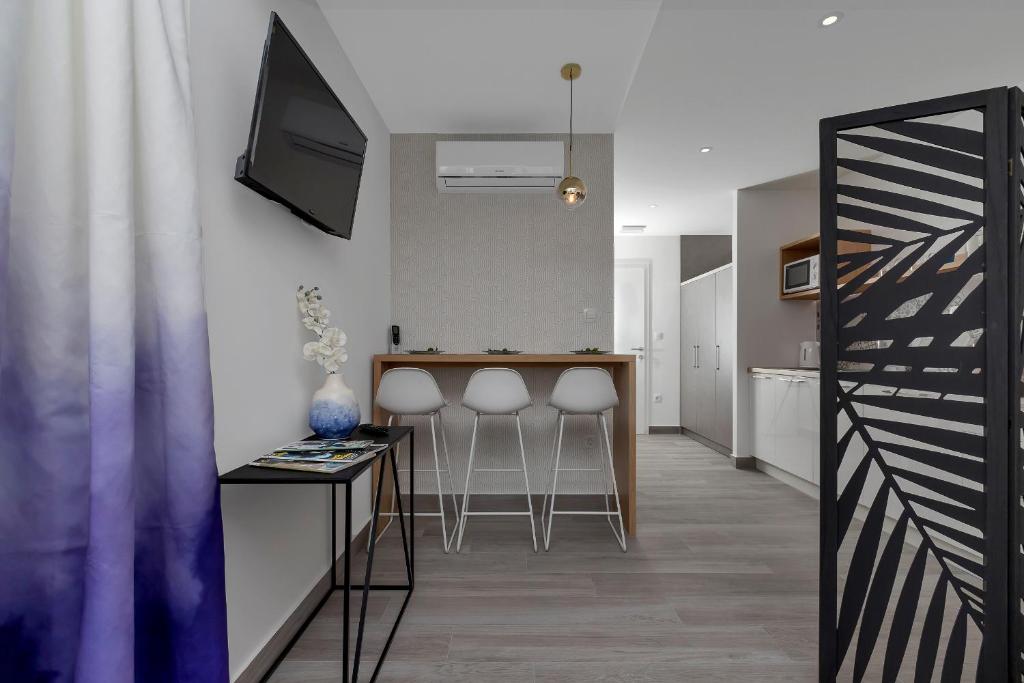 TV a/nebo společenská místnost v ubytování Apartments Strada Tučepi