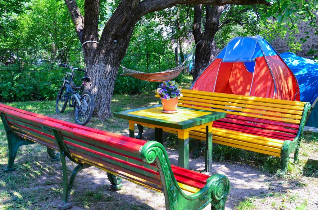 勾里斯的住宿－Camp'in Goris，两个公园长椅和一张桌子及一个帐篷