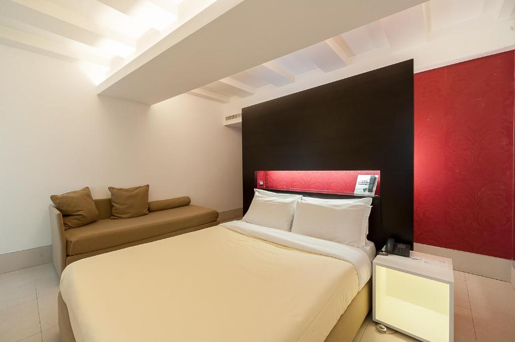 Postel nebo postele na pokoji v ubytování Savoy Hotel