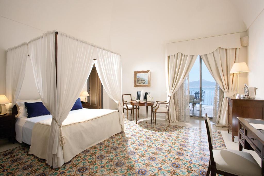 Postel nebo postele na pokoji v ubytování Grand Hotel Angiolieri