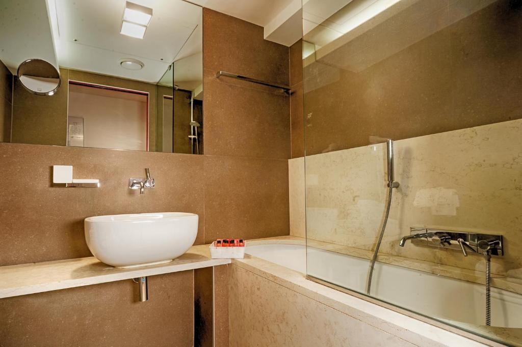 Koupelna v ubytování Savoy Hotel