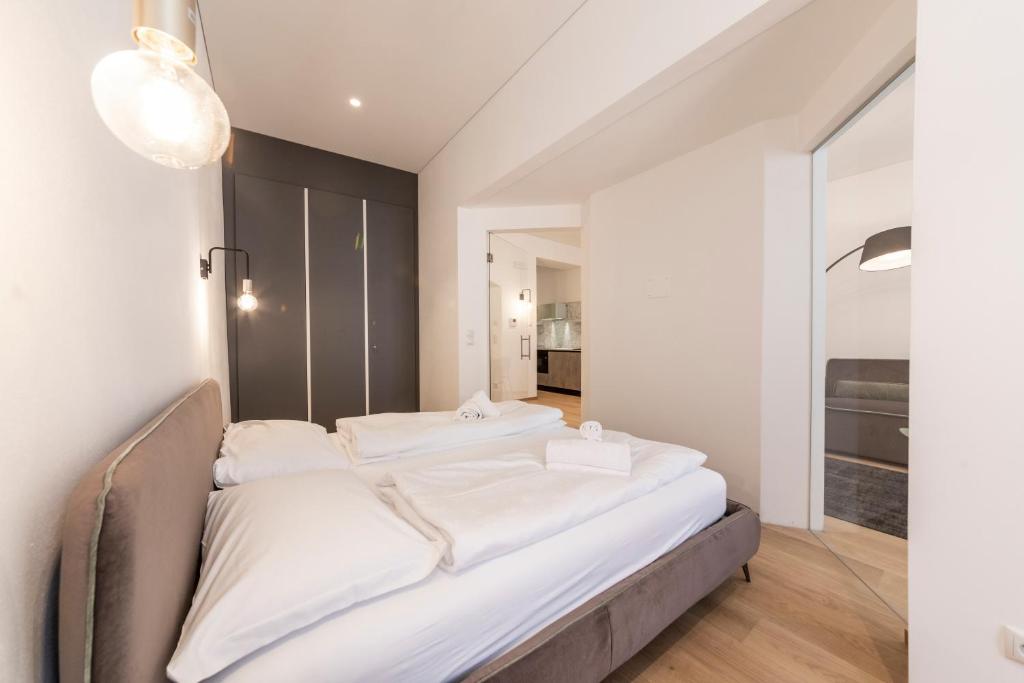 A bed or beds in a room at Stay COOPER l Cooper apartments