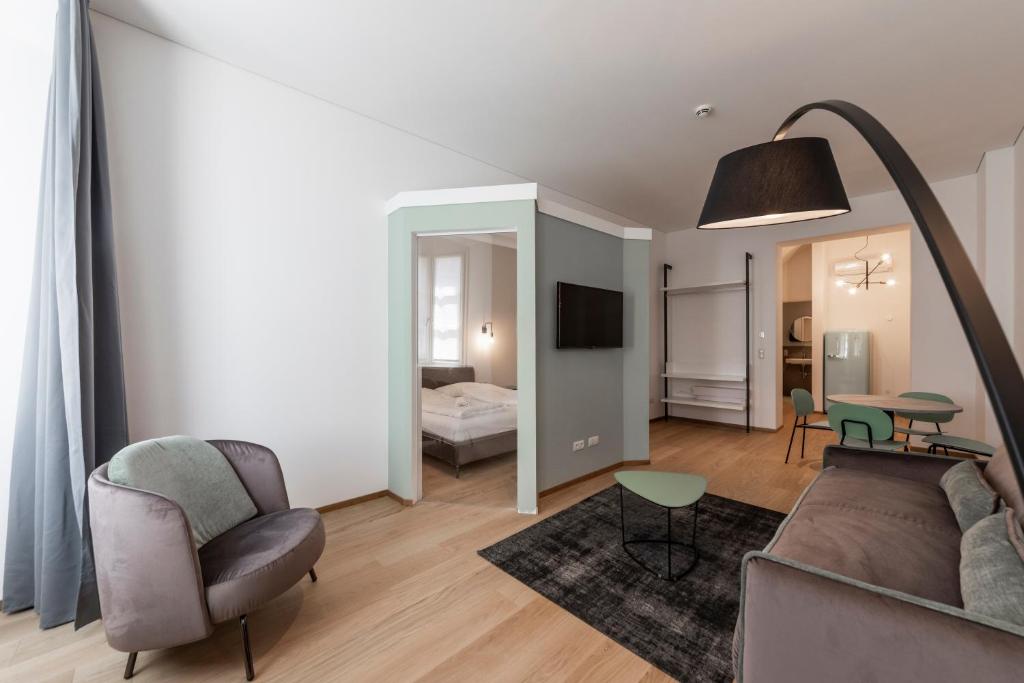 A seating area at Stay COOPER l Cooper apartments