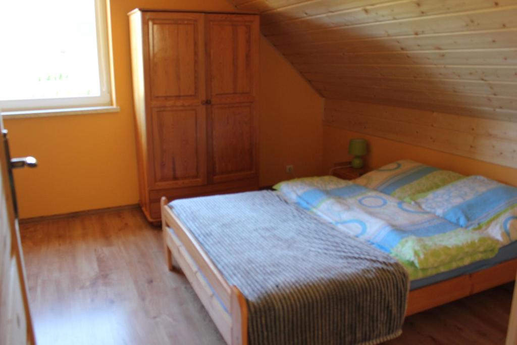Posteľ alebo postele v izbe v ubytovaní Domki w Smolniku z możliwością apiterapii