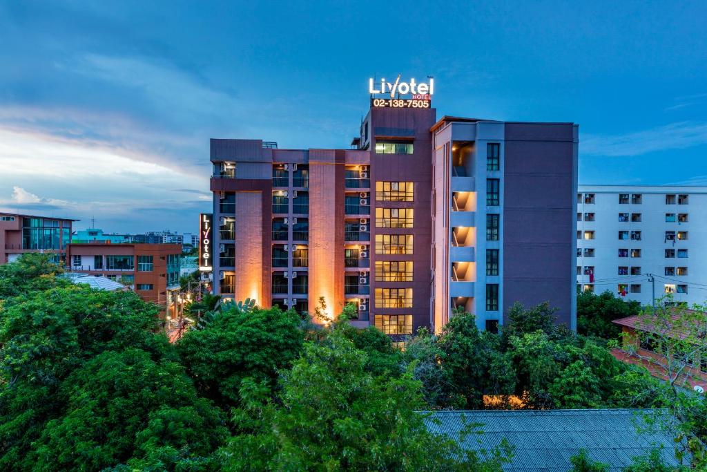 een gebouw met een hotelbord erop bij Livotel Hotel Lat Phrao Bangkok in Bangkok