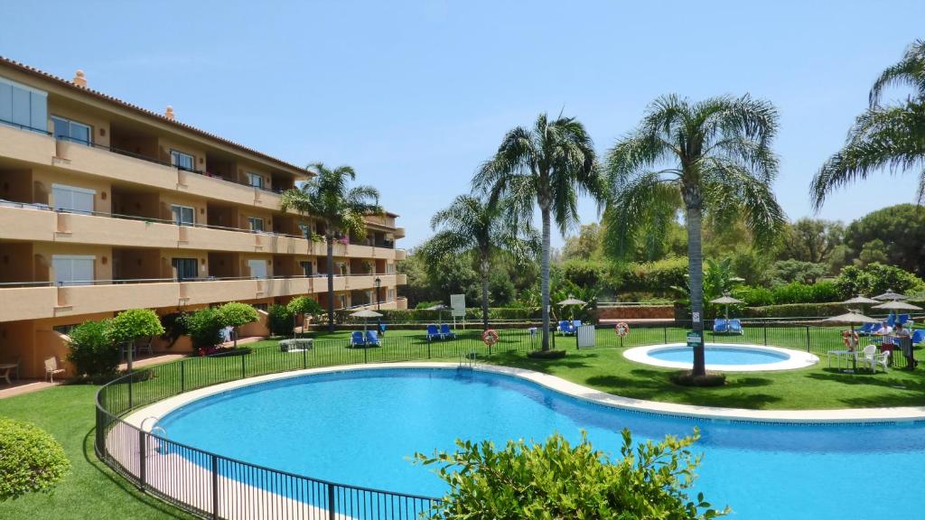 widok na basen w ośrodku w obiekcie R6 Los Patios 2 bedroom w Marbelli