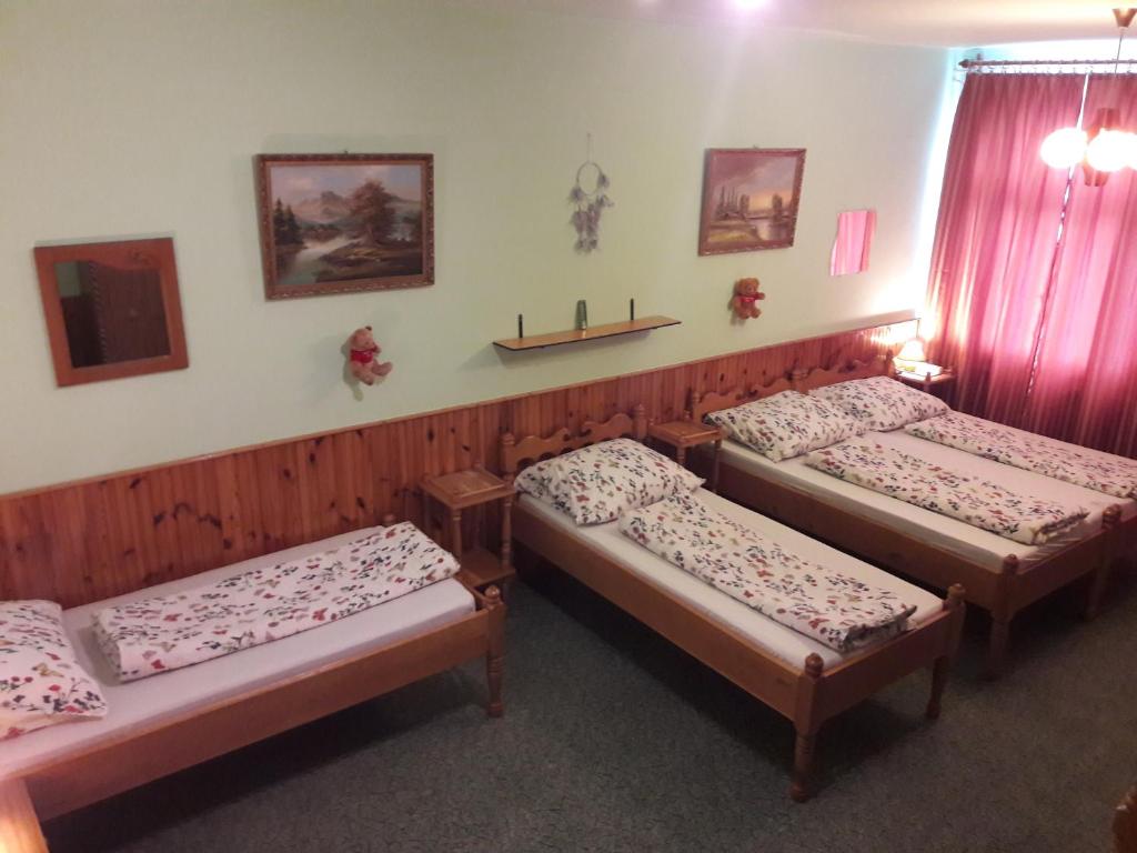 Postel nebo postele na pokoji v ubytování Triniti Vendégház