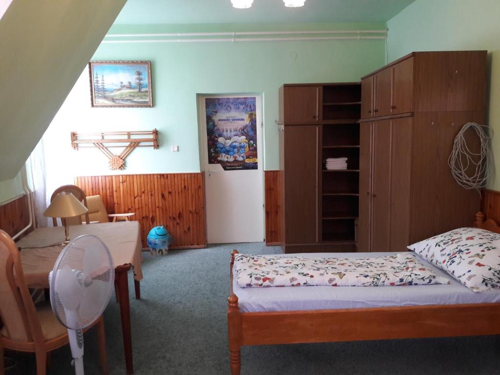 Postel nebo postele na pokoji v ubytování Triniti Vendégház