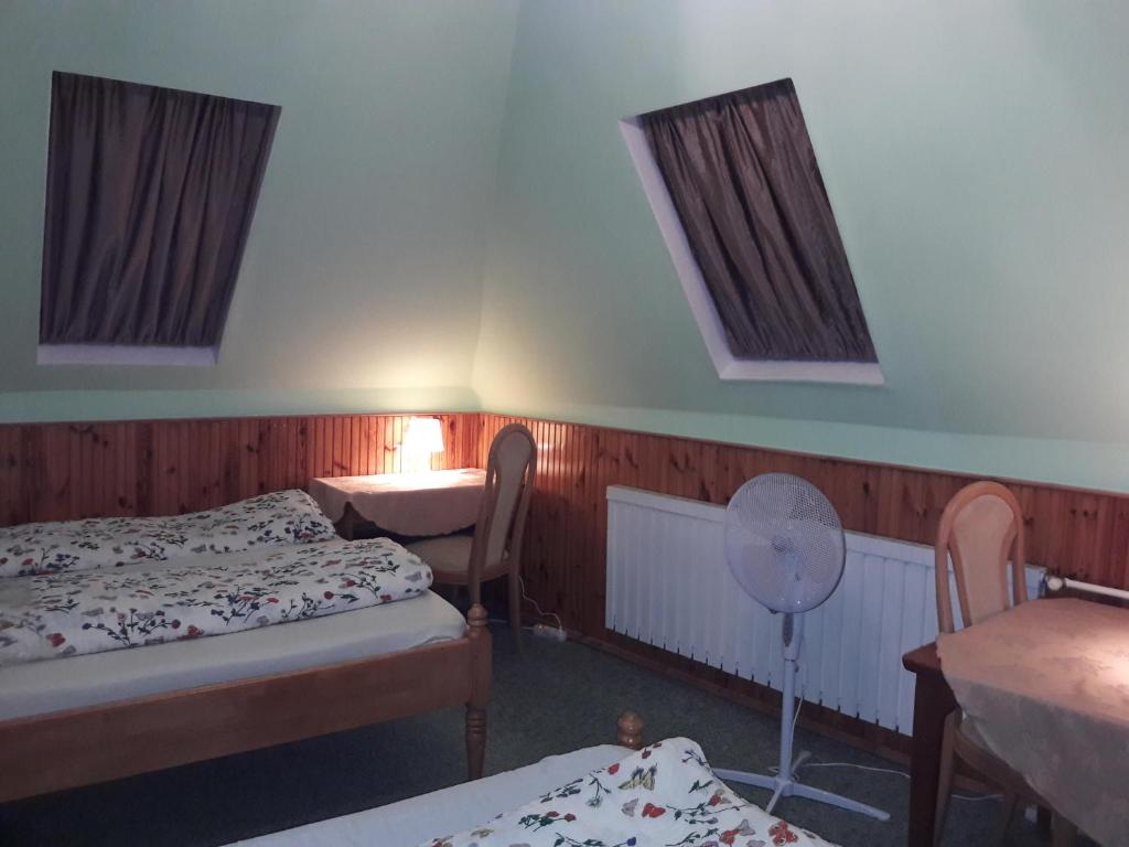 Postel nebo postele na pokoji v ubytování Triniti Vendégház