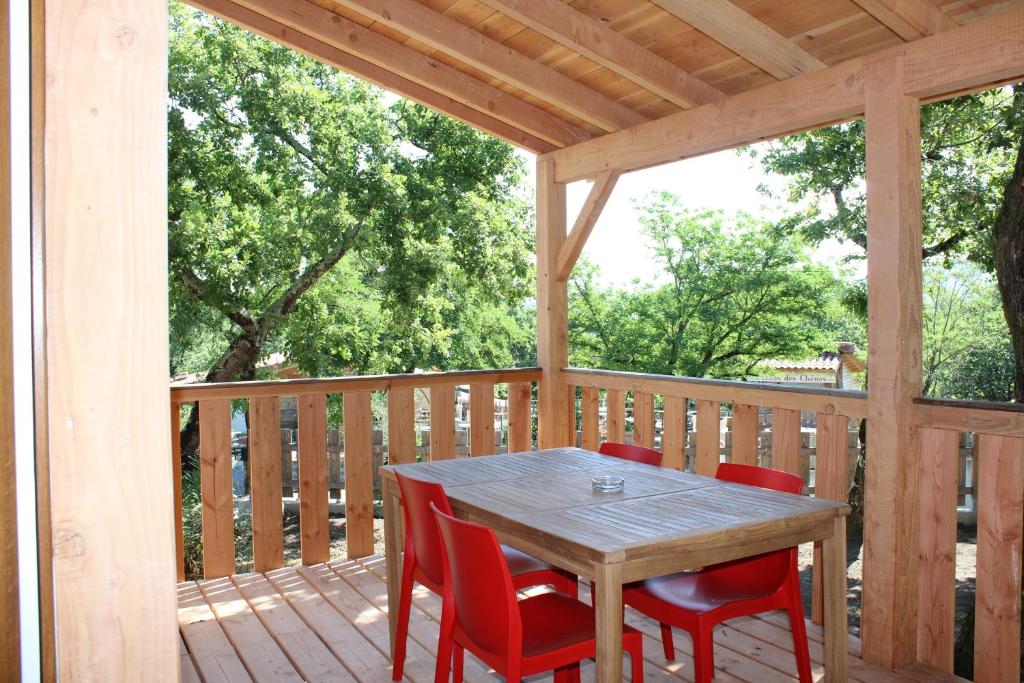 Balkón nebo terasa v ubytování Camping les Chênes