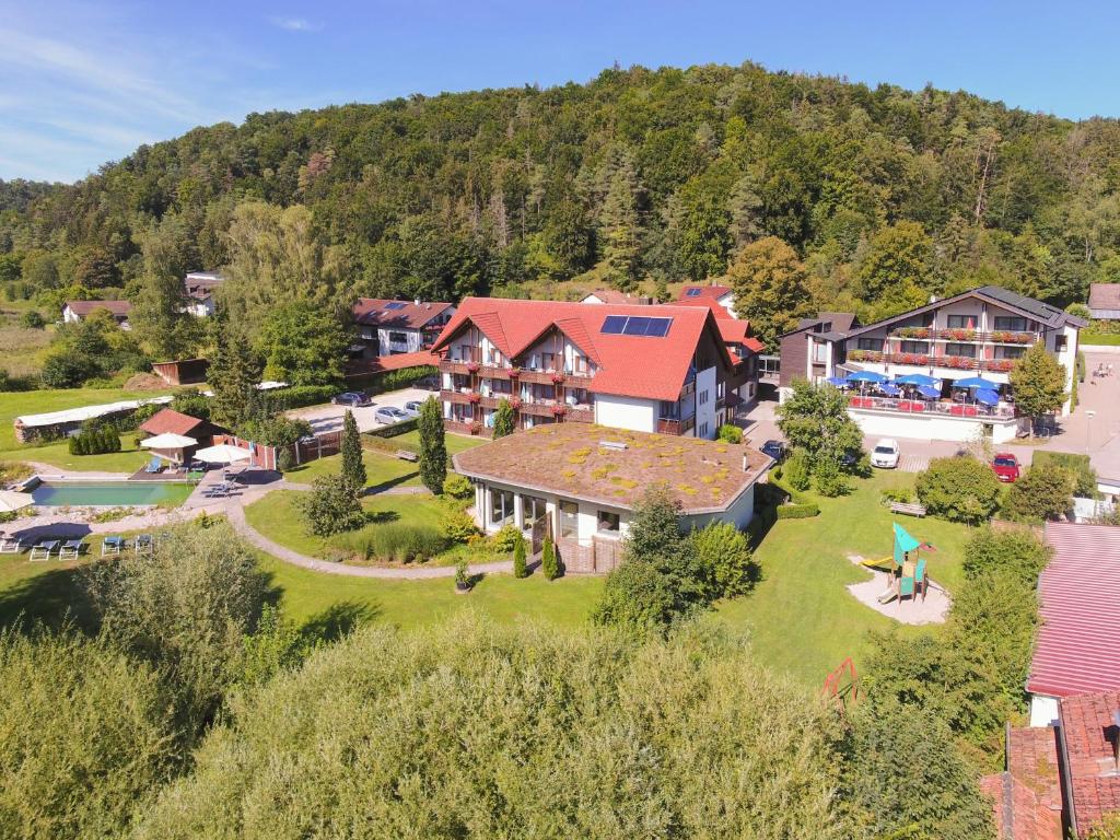 una vista aérea de una casa grande con patio en Hotel & Gasthof Zur Linde en Kipfenberg