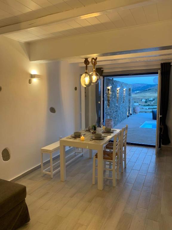 Posedenie v ubytovaní PARIAN WHITE LUXURY APARTMENTS