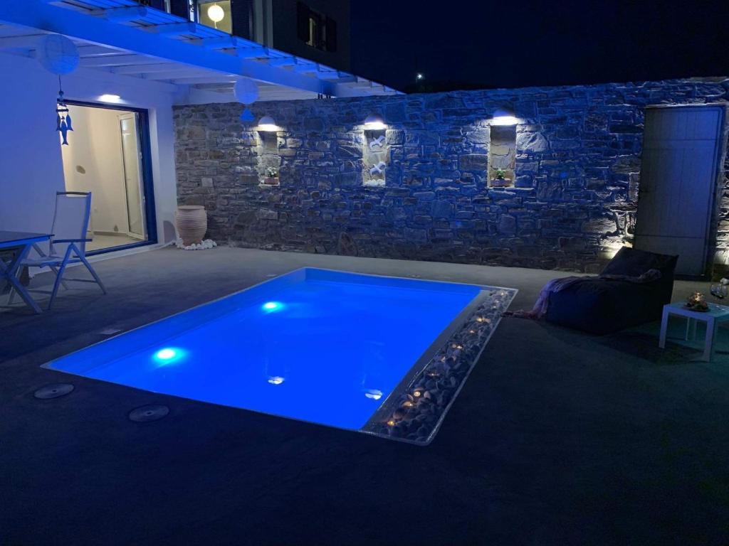 Bazén v ubytovaní PARIAN WHITE LUXURY APARTMENTS alebo v jeho blízkosti
