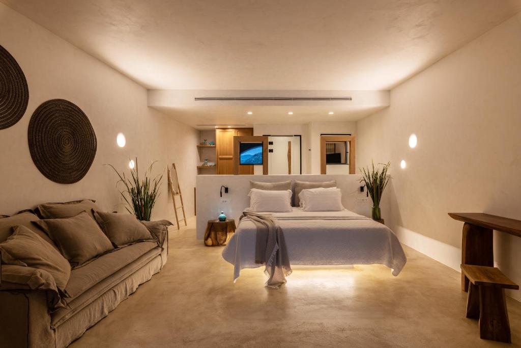 Кровать или кровати в номере Panormos Village Hotel