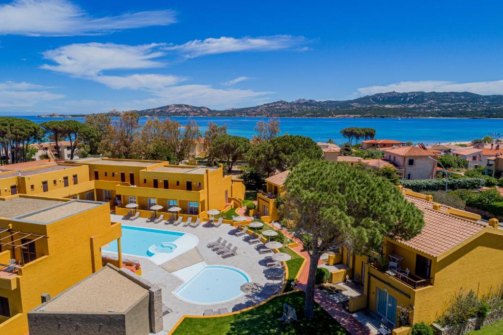 una vista aérea de un complejo con piscina en Blu Hotel Laconia Village en Cannigione