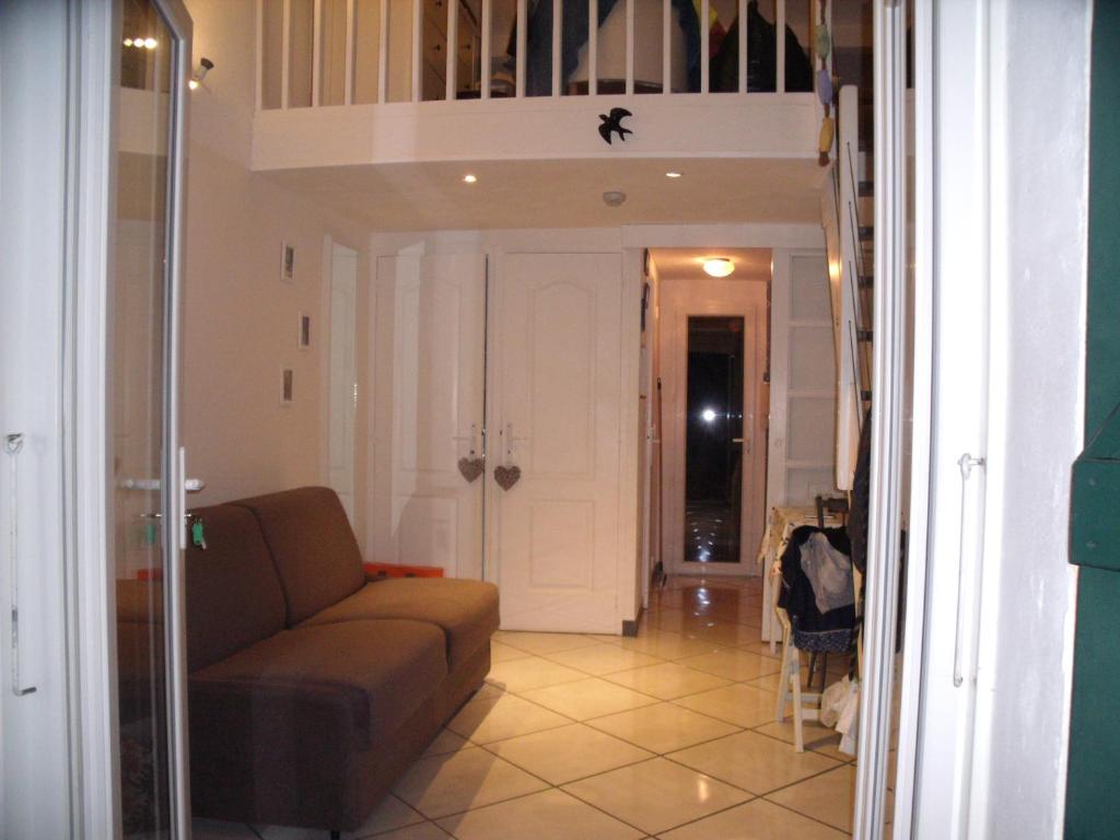 un salon avec un canapé et un escalier dans l'établissement bord de mer, à Cavalaire-sur-Mer