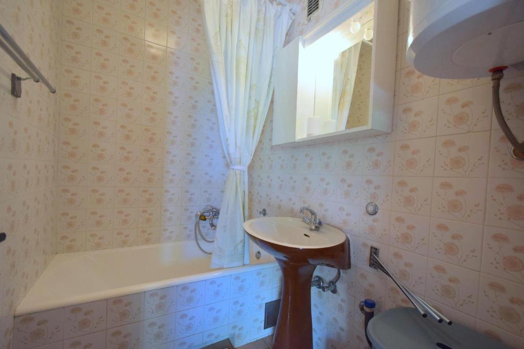 łazienka z umywalką i oknem w obiekcie Apartments Jadanec w mieście Malinska