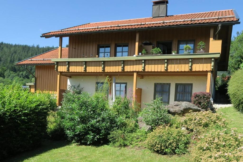 ein großes Haus mit Balkon darüber in der Unterkunft Ferienwohnung Abendrot in Bodenmais