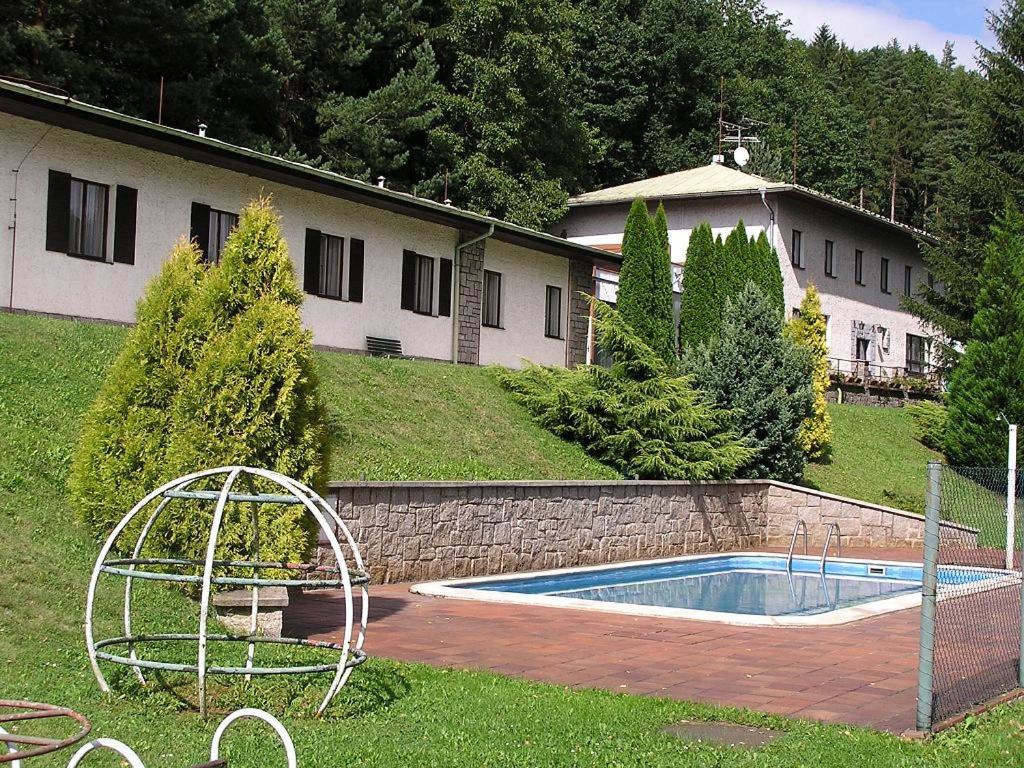 einen Hinterhof mit einem Pool und einem Haus in der Unterkunft Lávka Chocerady in Chocerady