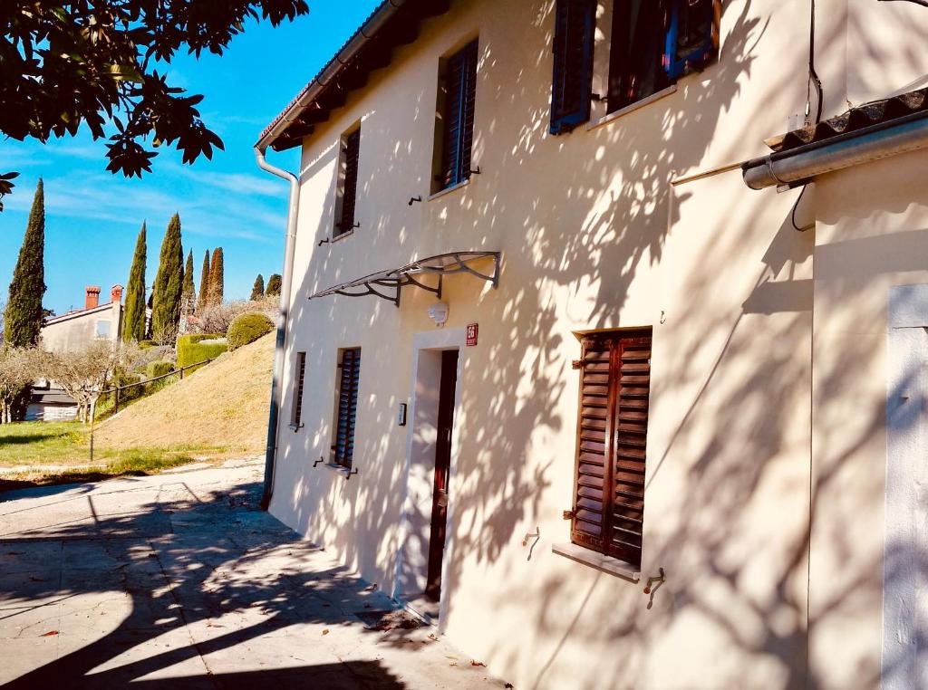 un edificio bianco con una porta sul lato di Quiet getaway house a Sečovlje