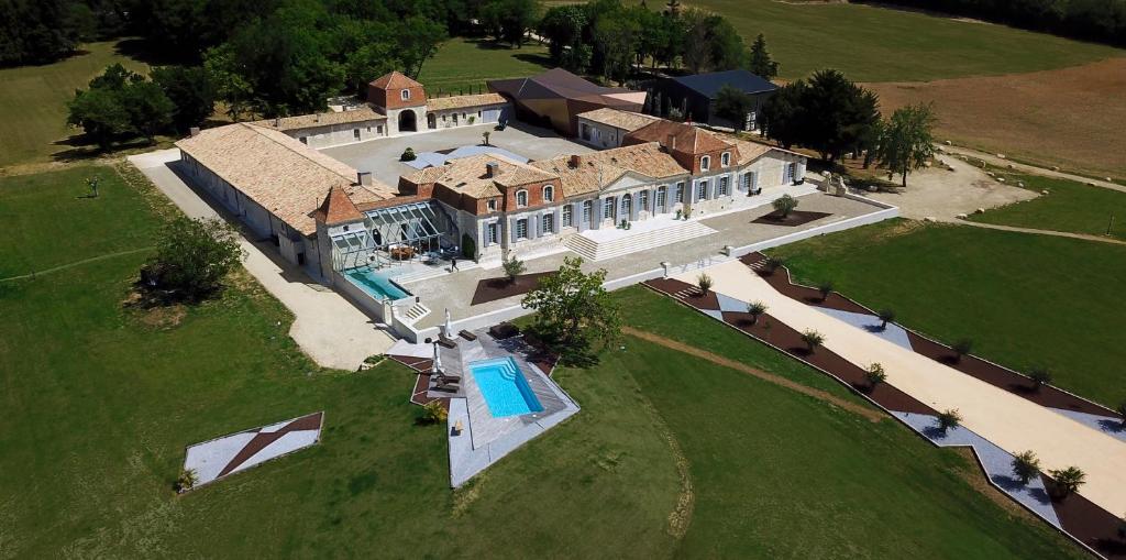 einen Luftblick auf ein großes Haus mit einem Pool in der Unterkunft Chateau Prieure Marquet in Saint-Martin-du-Bois