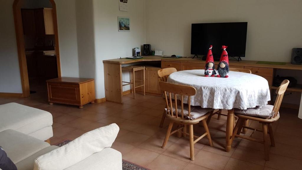 una sala de estar con una mesa con dos figuras. en Alisea Home, en Pinzolo
