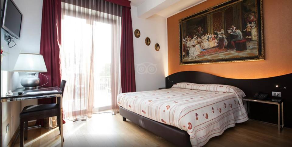 Posteľ alebo postele v izbe v ubytovaní La Grotta Hotel
