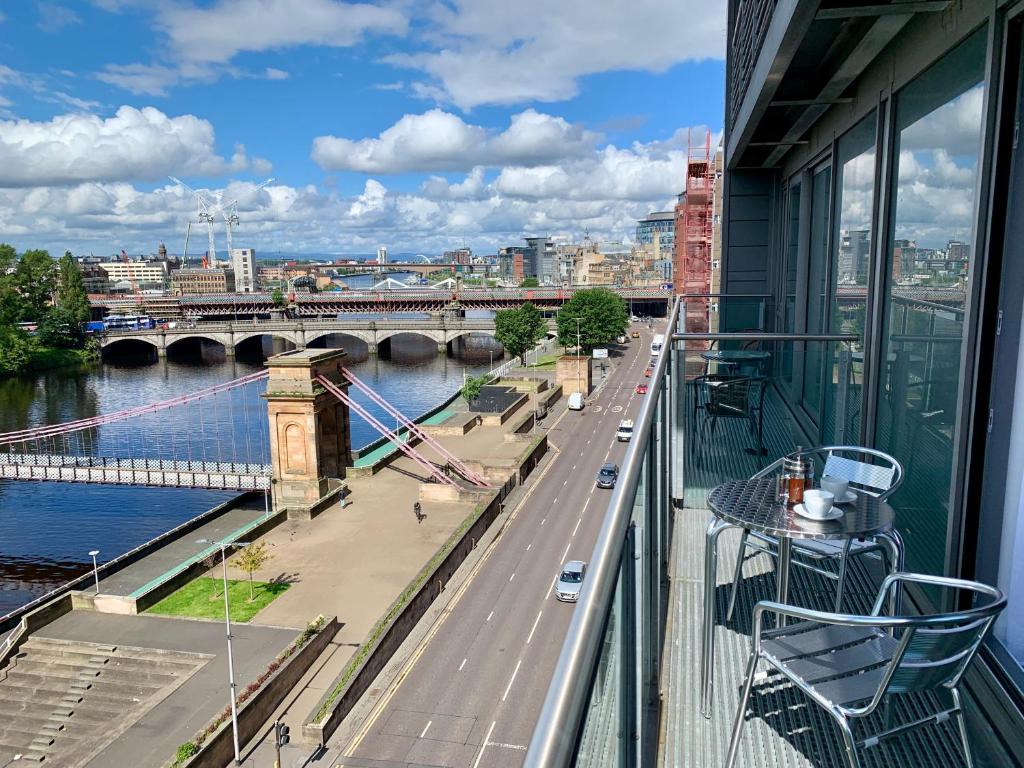 einen Balkon mit Blick auf einen Fluss und eine Brücke in der Unterkunft Principal Apartments - Clyde Waterfront Apartments in Glasgow