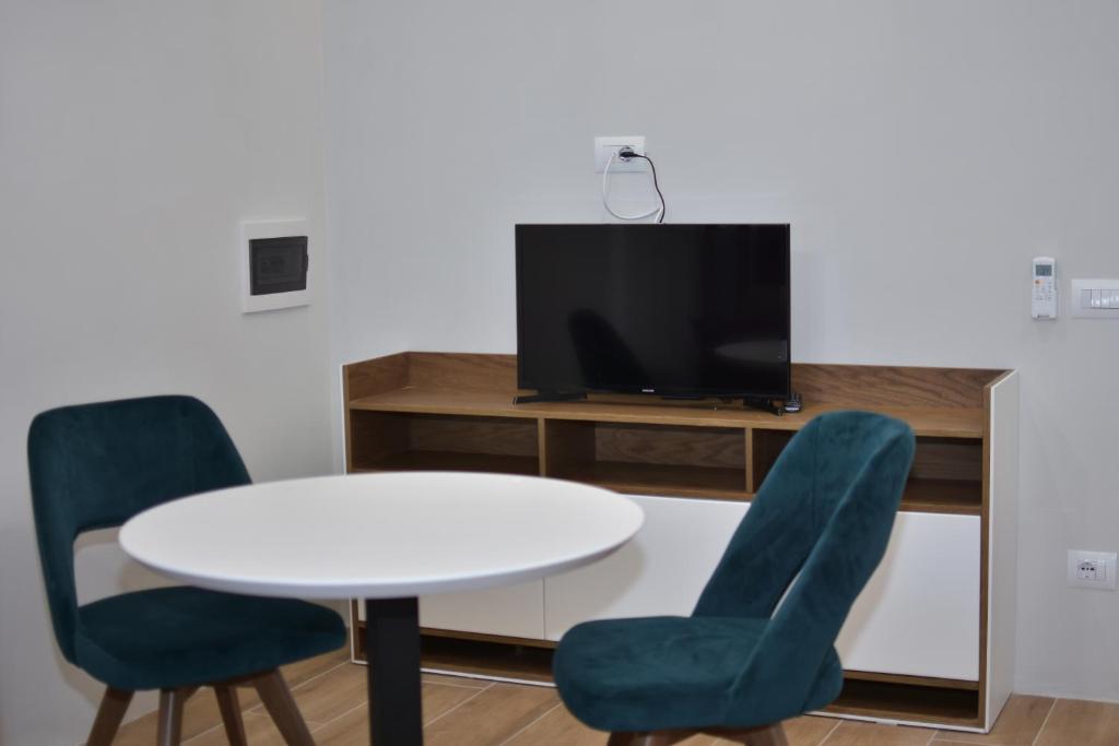 TV in/ali zabaviščno središče v nastanitvi Airen Hotel Velipoje