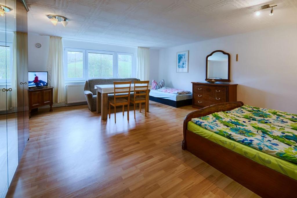 1 dormitorio con mesa, 1 cama y comedor en Haus Rabenswalde, en Garnbach