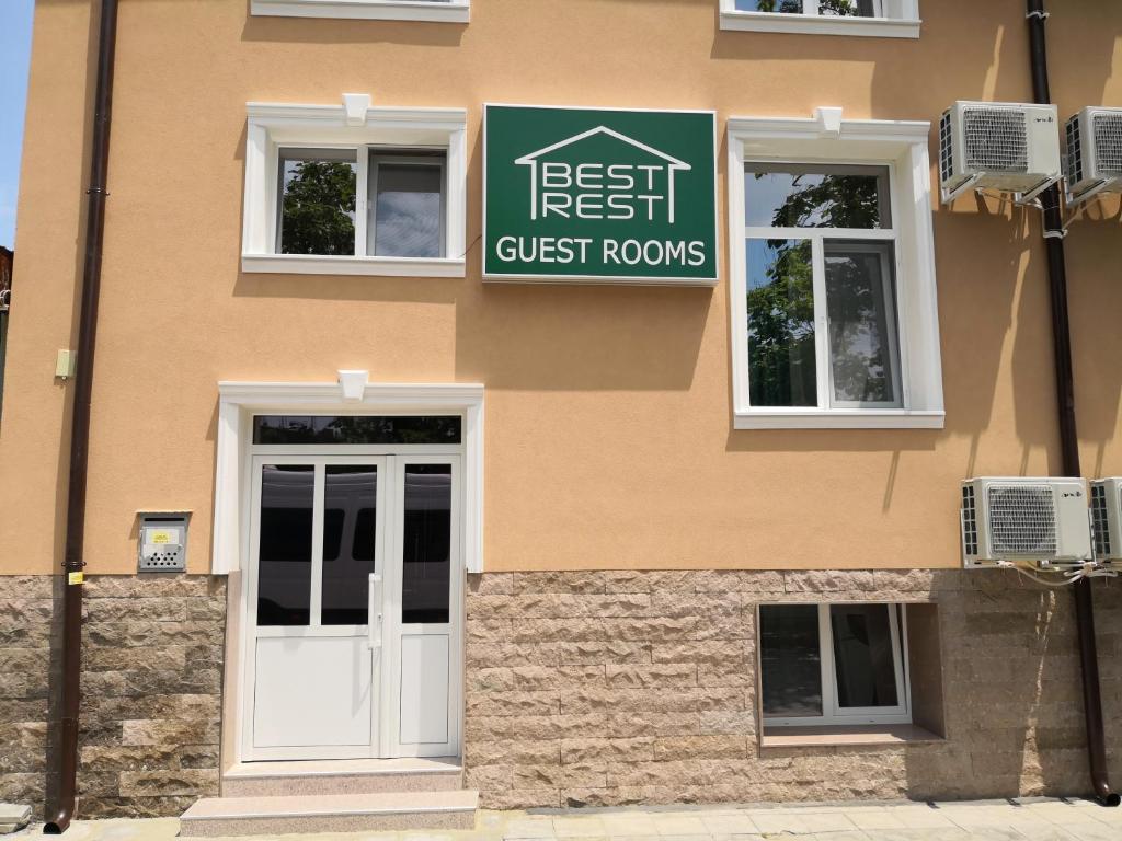 um edifício com uma placa que lê os melhores quartos de hóspedes em Best Rest Guest Rooms em Plovdiv