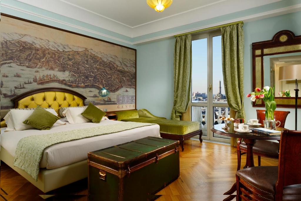 una habitación de hotel con una cama grande y un mapa grande en la pared en Grand Hotel Savoia, en Génova