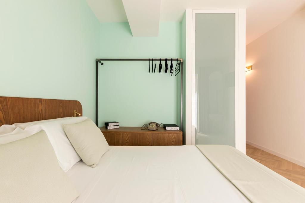 A bed or beds in a room at Metropolitan Suites
