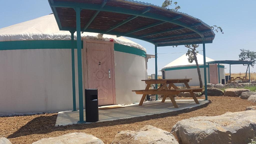 הכפר בקצה ההר – תמונה 2