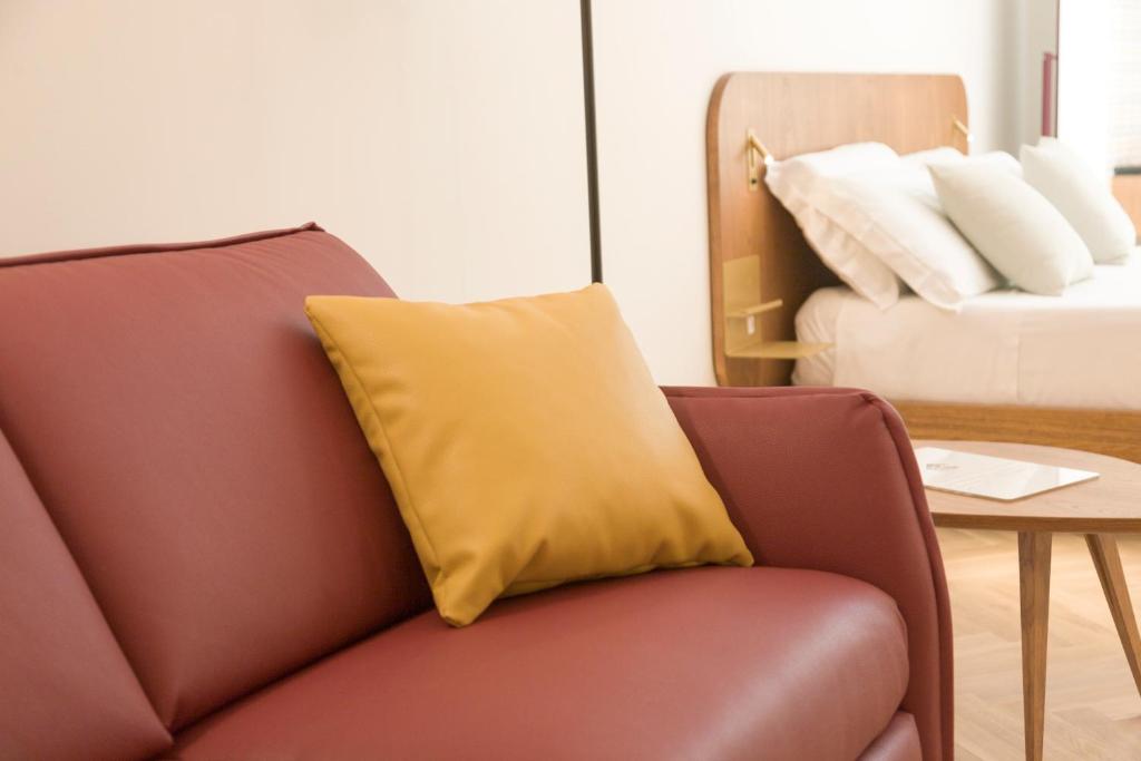 A seating area at Metropolitan Suites