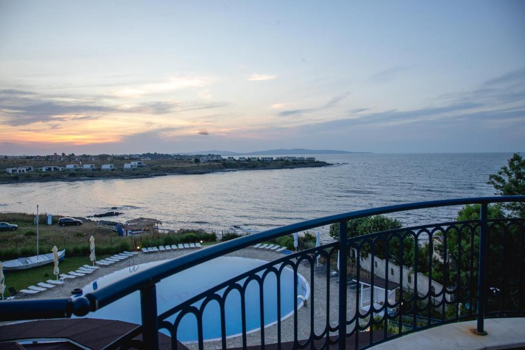 balcone con vista sull'oceano. di Sunset Vibes in Arapya - Breathtaking Views + POOL ad Arapya