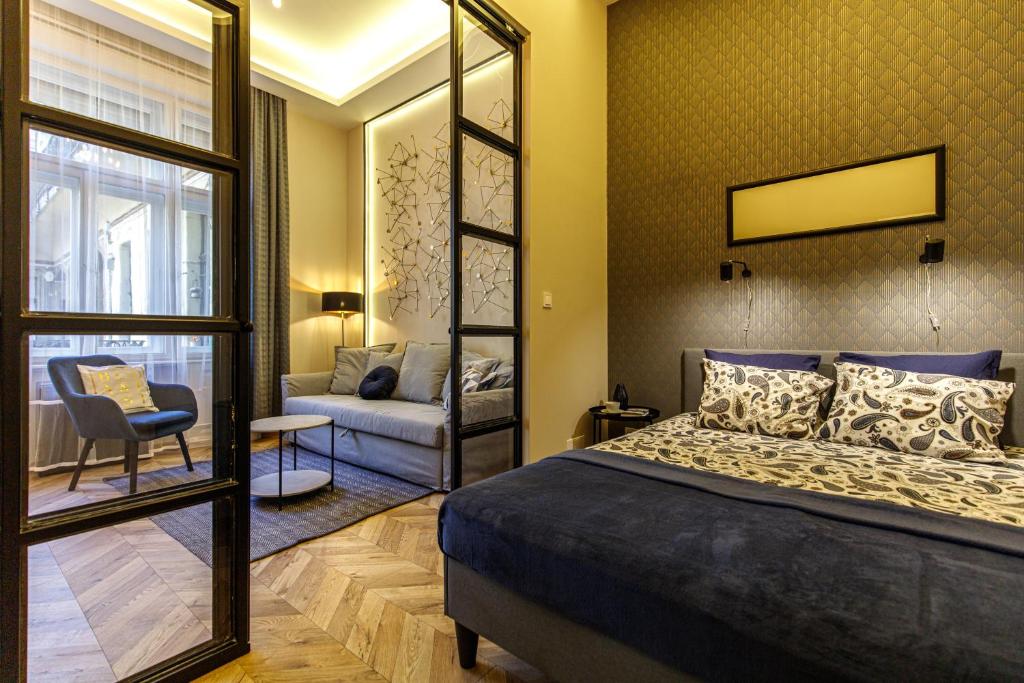 E13 - Elegant Apartment في بودابست: غرفة نوم بسرير وكرسي ومرآة