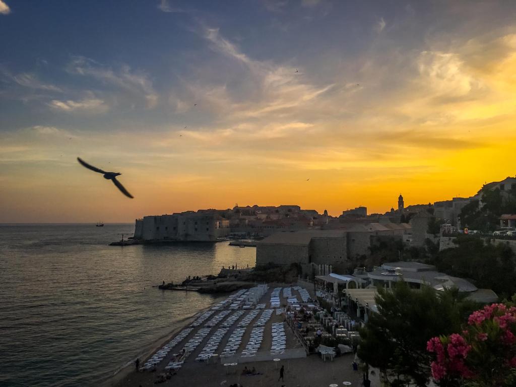 Pogled na izlazak ili zalazak sunca iz apartmana