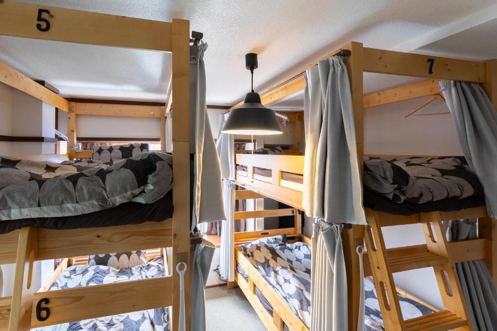 Postel nebo postele na pokoji v ubytování TOP EDGE HOSTEL Koenji