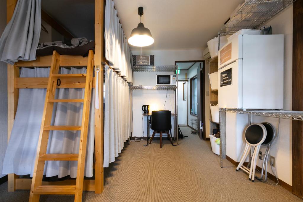 Kuchyň nebo kuchyňský kout v ubytování TOP EDGE HOSTEL Koenji
