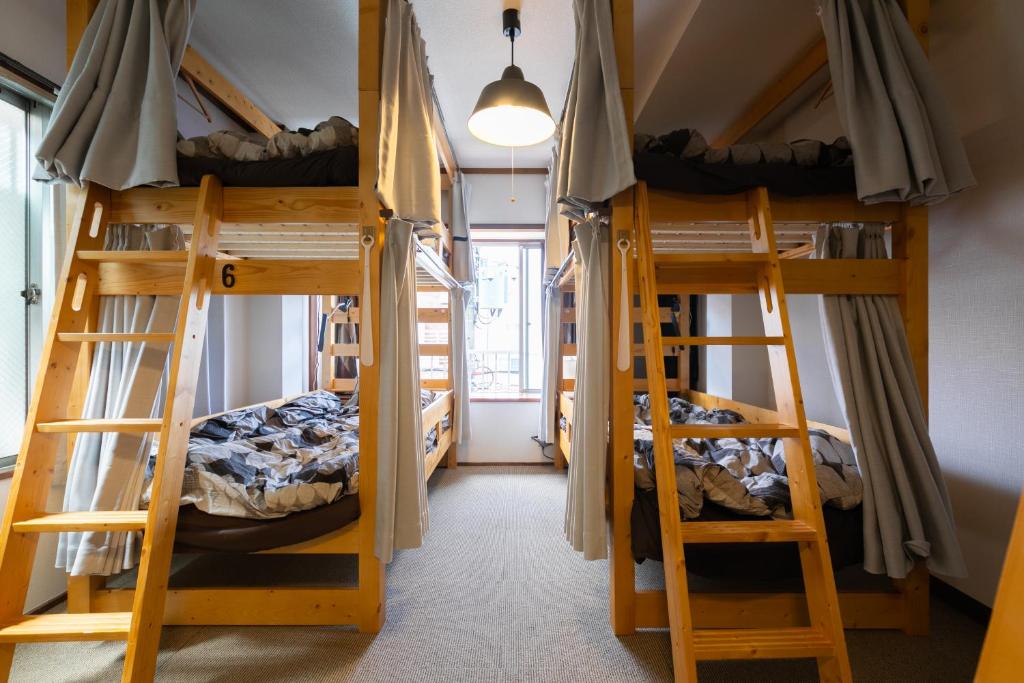 Palanda nebo palandy na pokoji v ubytování TOP EDGE HOSTEL Koenji