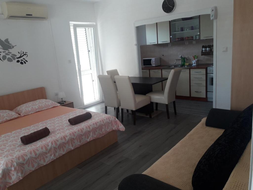 Postel nebo postele na pokoji v ubytování Apartments Sun & Sea