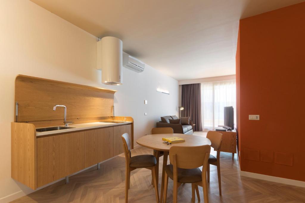 A kitchen or kitchenette at Metropolitan Suites