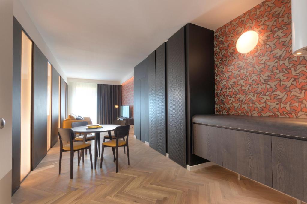 A seating area at Metropolitan Suites