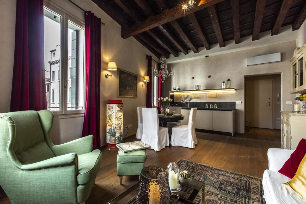 salon z zielonymi krzesłami i stołem w obiekcie Santa Fosca Canal View R&R w Wenecji